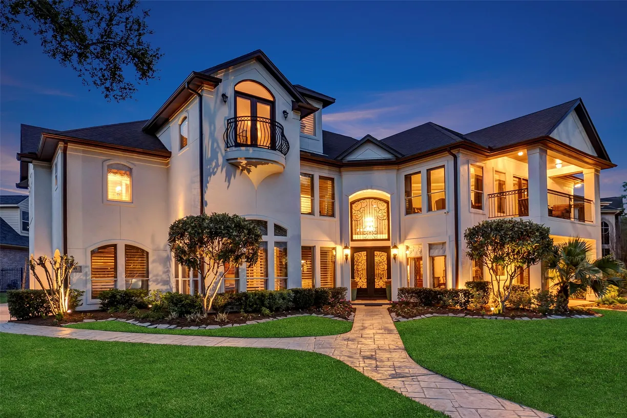 Houston Suburbs Real Estate | View 27 Old Windsor Way | 4 Beds, 4 Baths