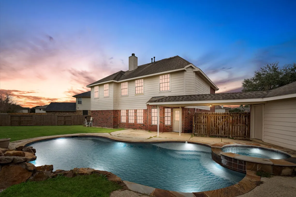 Houston Real Estate | View 1701 Beacon Pointe Lane | 5 Beds, 3 Baths