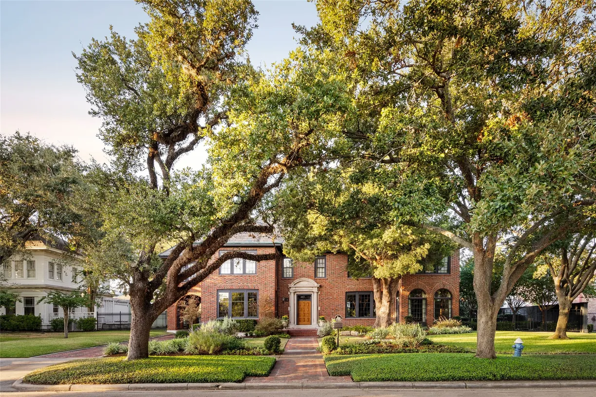 Houston Real Estate | View 14 Courtlandt Place | 4 Beds, 5 Baths