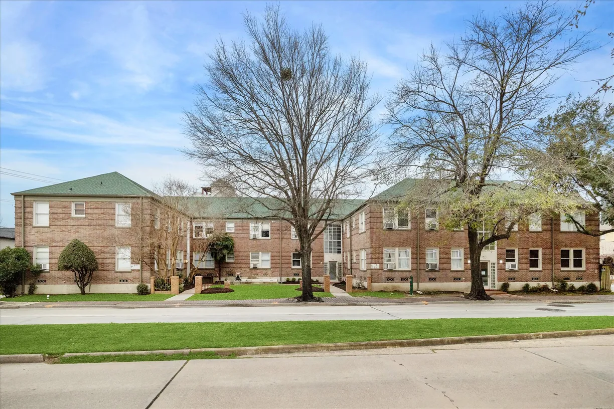 Houston Real Estate | View 1920 Richmond Avenue | 2 Beds, 1 Bath