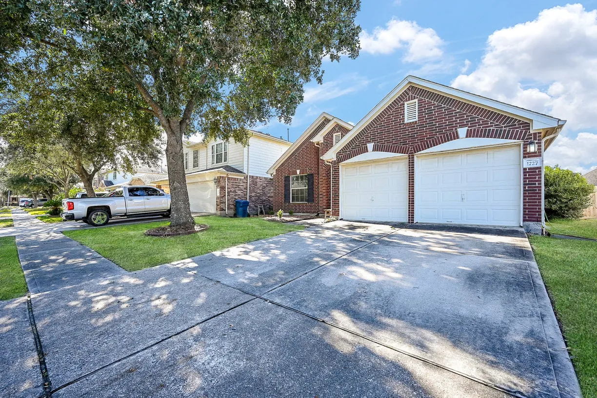 Houston Real Estate | View 1727 Mickle Creek Drive | 4 Beds, 2 Baths