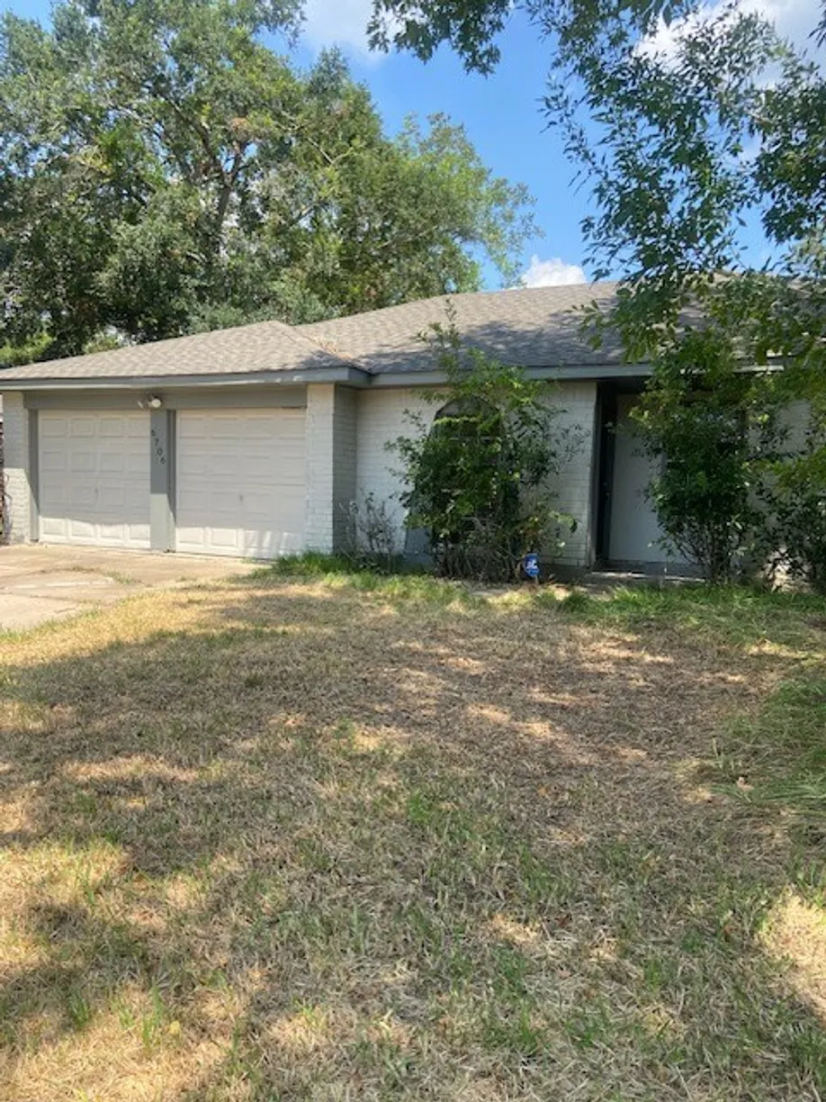 Houston Suburbs Real Estate | View 6706 Castleview Lane | 3 Beds, 2 Baths