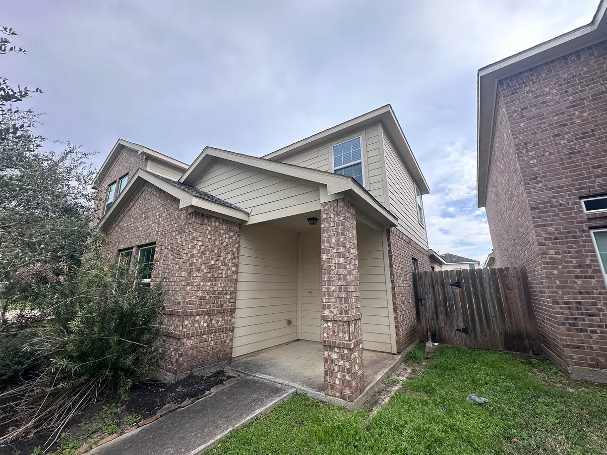 Houston Real Estate | View 8218 Malago Point Drive | 4 Beds, 2 Baths
