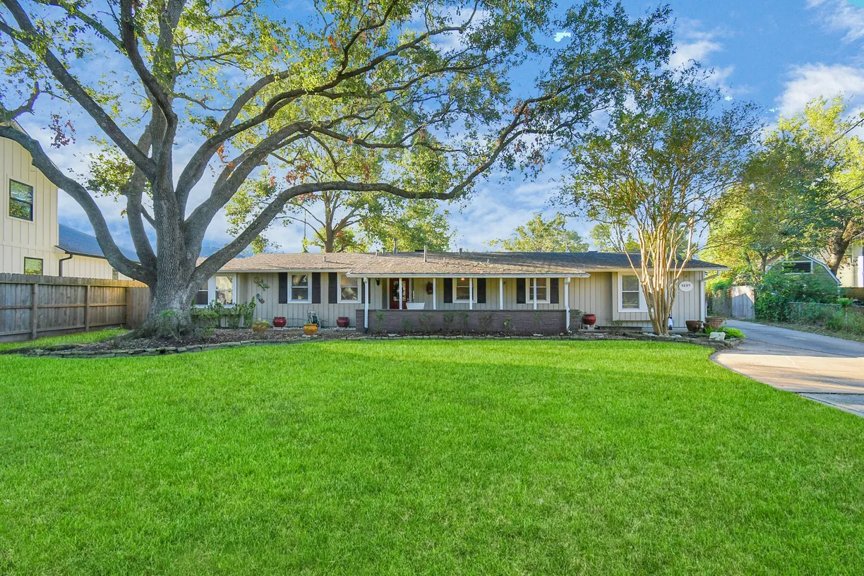 Houston Real Estate | View 1527 Martin Street | 3 Beds, 2 Baths