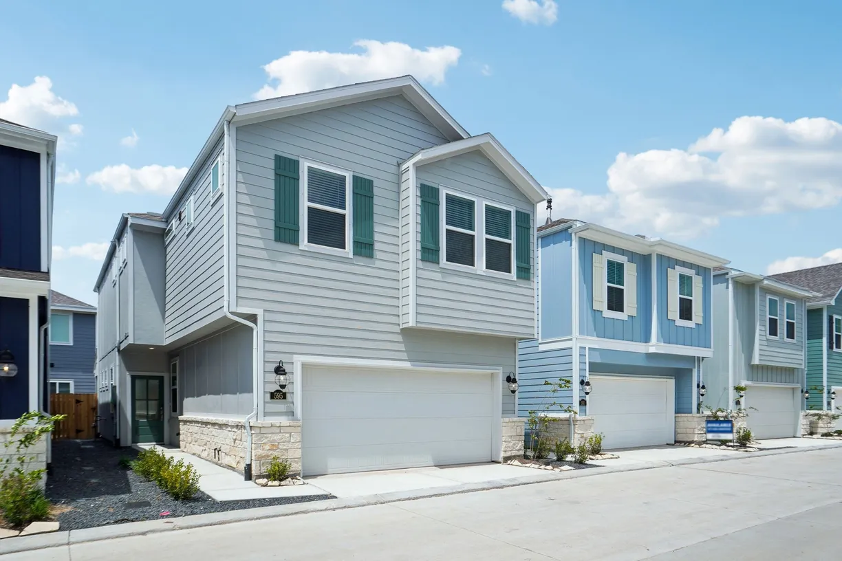 Houston Real Estate | View 595 Avisa Drive | 3 Beds, 2 Baths