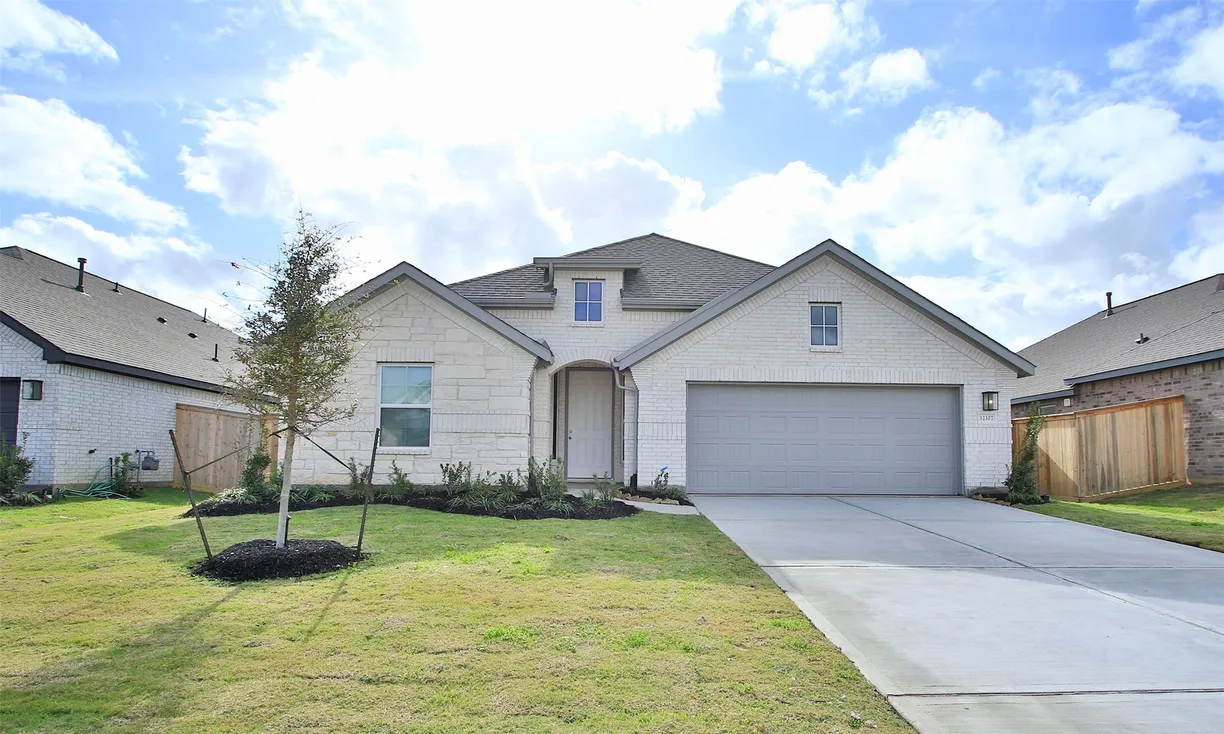 Houston Suburbs Real Estate | View 32307 Magnolia Glen Lane | 4 Beds, 3 Baths