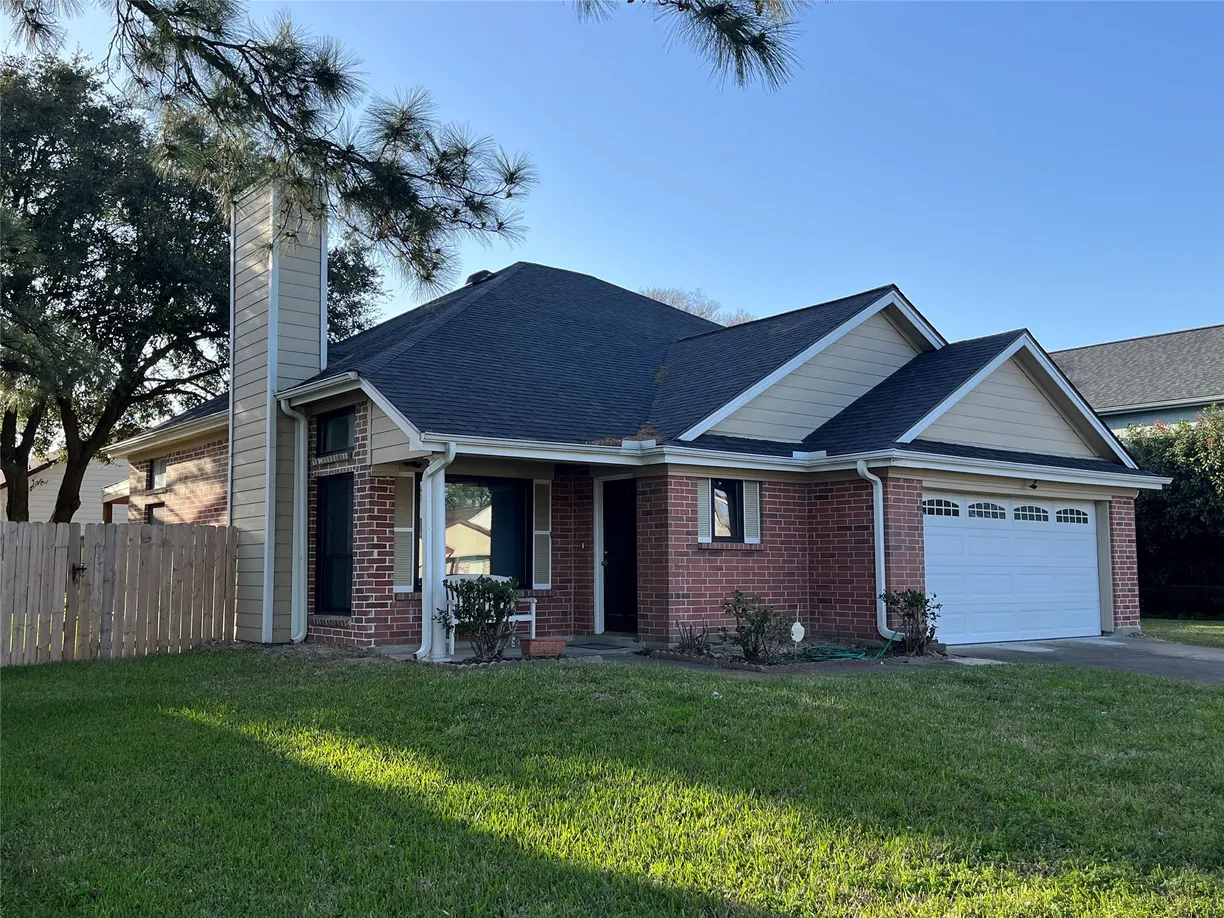 Houston Real Estate | View 4823 Shadowdale drive Drive | 3 Beds, 2 Baths