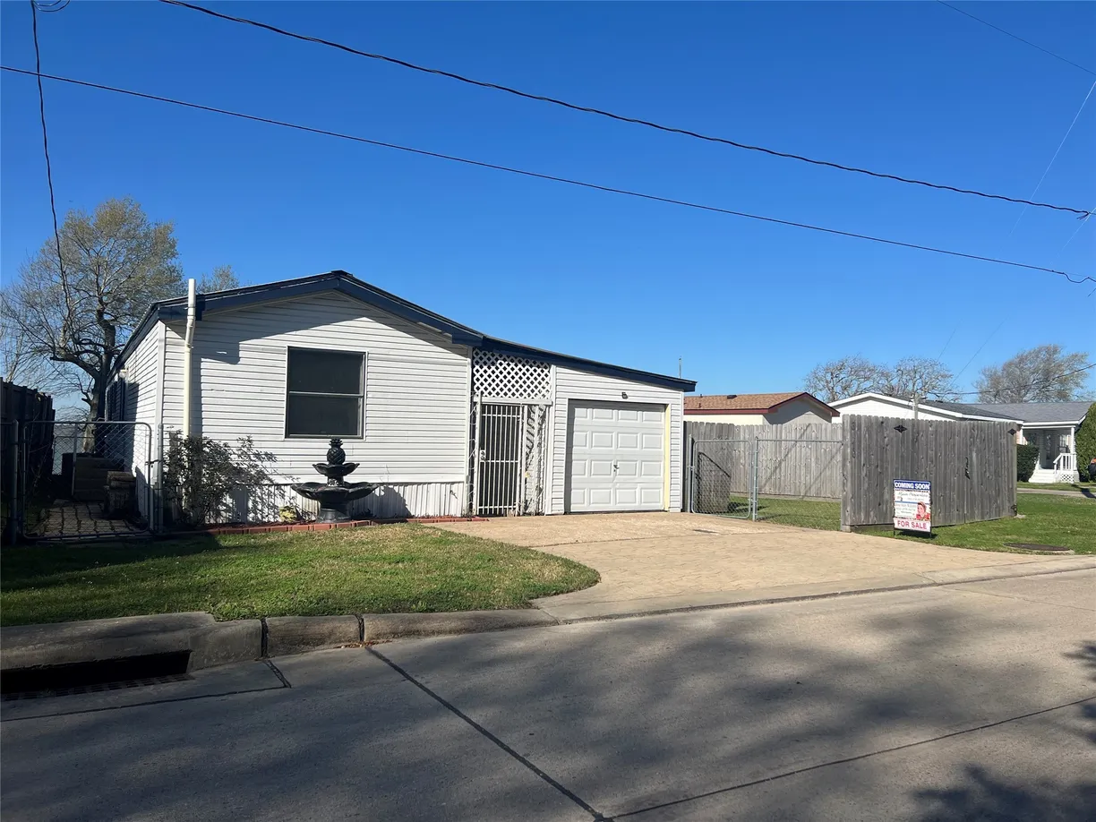 Houston Real Estate | View 3110 Bay Oaks Harbor Drive | 3 Beds, 2 Baths