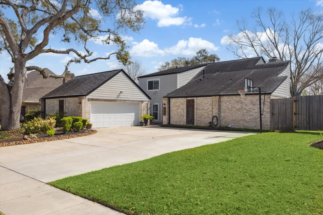 Houston Real Estate | View 2303 Fairway Circle | Listing