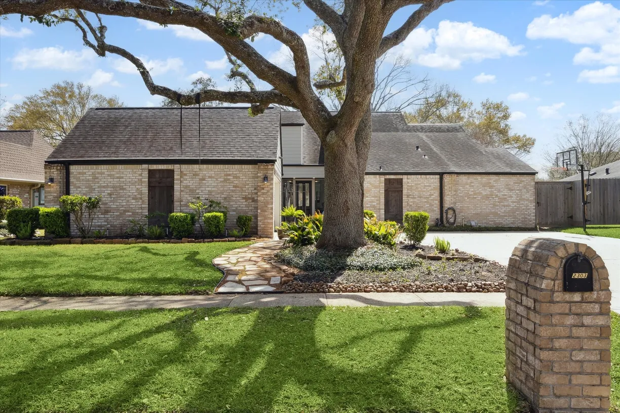 Houston Real Estate | View 2303 Fairway Circle | 3 Beds, 2 Baths