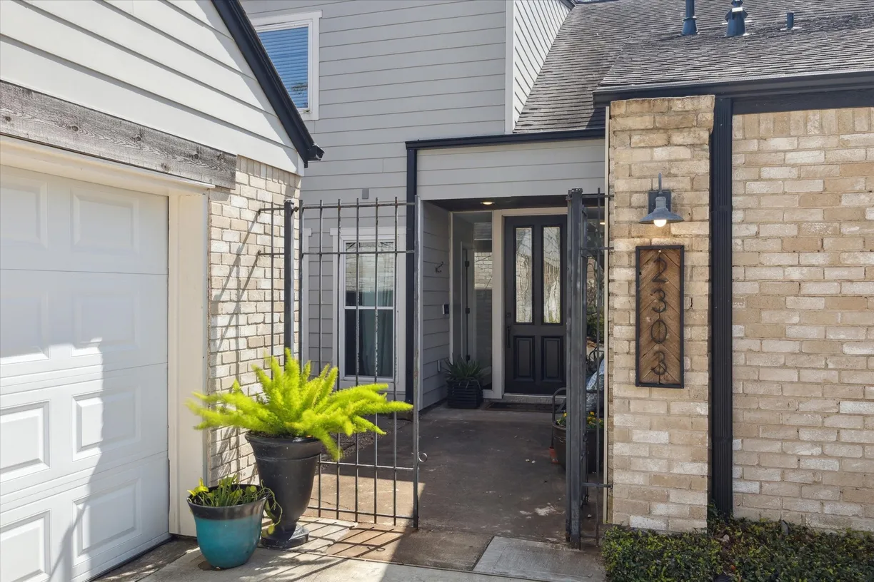 Houston Real Estate | View 2303 Fairway Circle | Listing