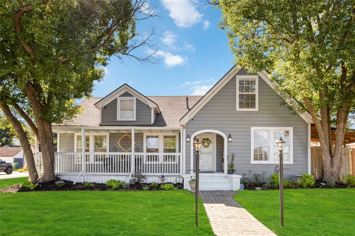 Houston Real Estate | View 409 E Sterling Street | 4 Beds, 2 Baths
