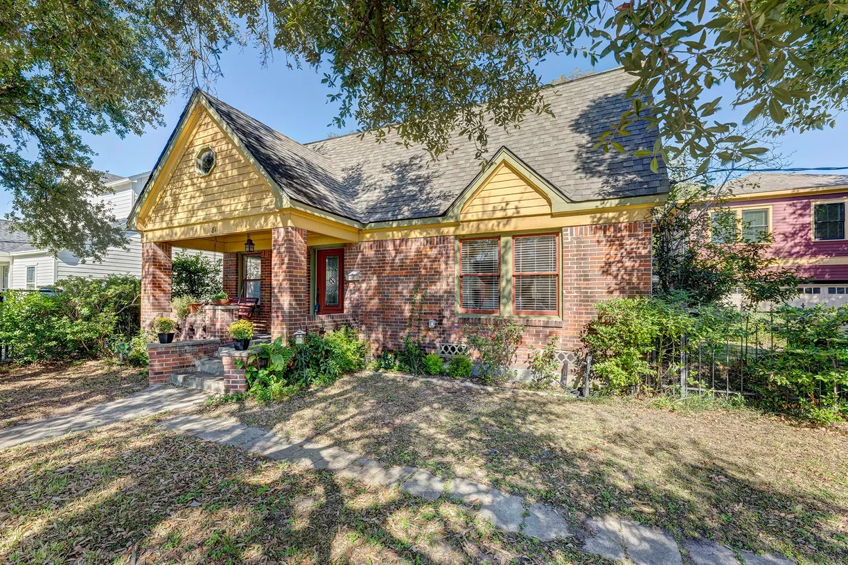 Houston Real Estate | View 811 Avenue Of Oaks Street | Listing