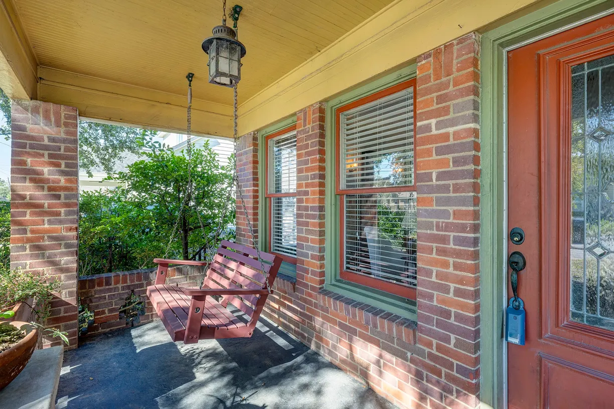 Houston Real Estate | View 811 Avenue Of Oaks Street | Listing