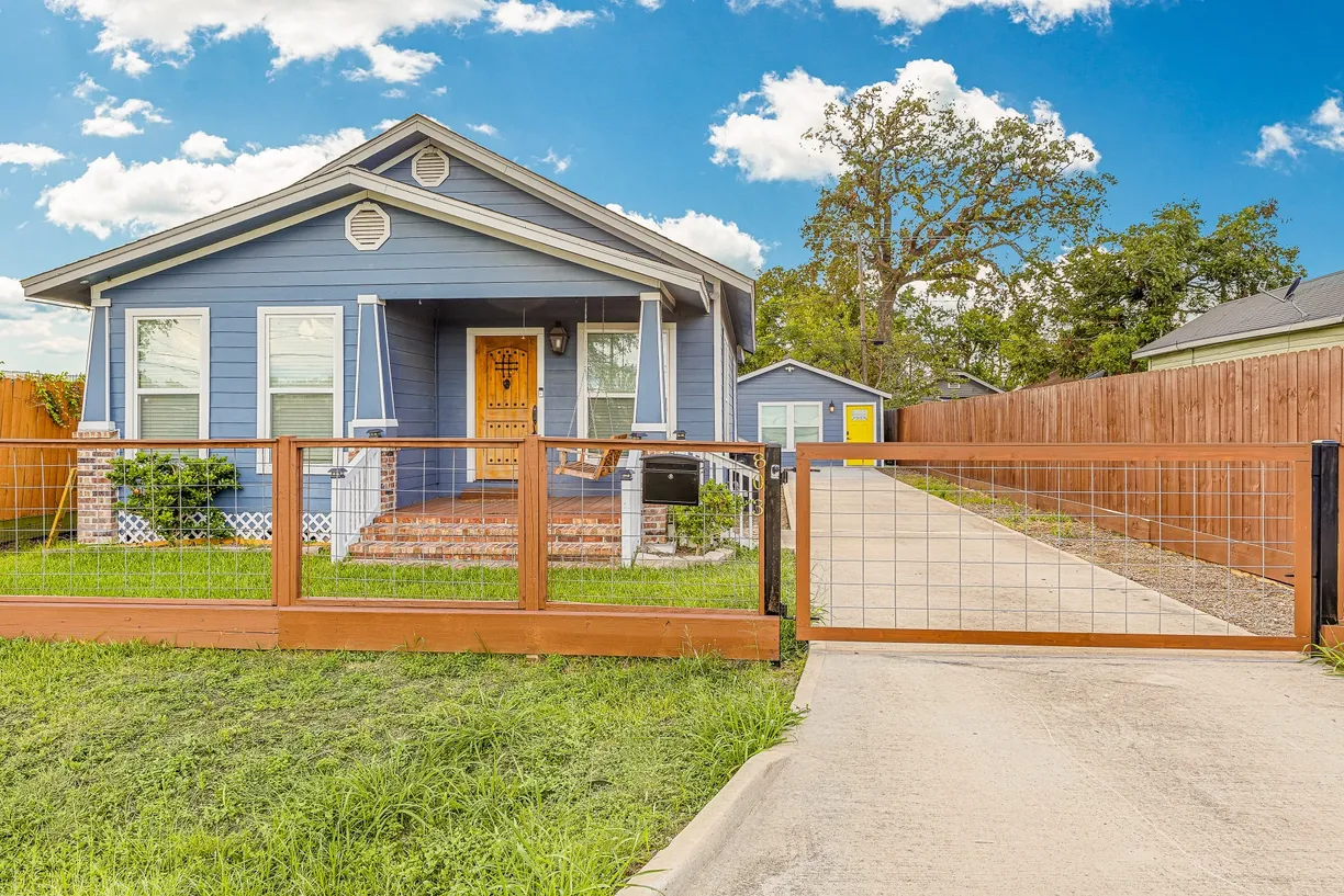 Houston Real Estate | View 803 Vincent Street | 3 Beds, 2 Baths