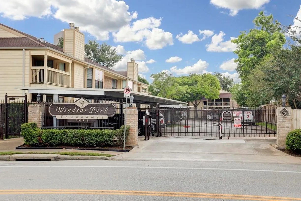 Houston Real Estate | View 1881 Bering Drive, 8 | 2 Beds, 1 Bath