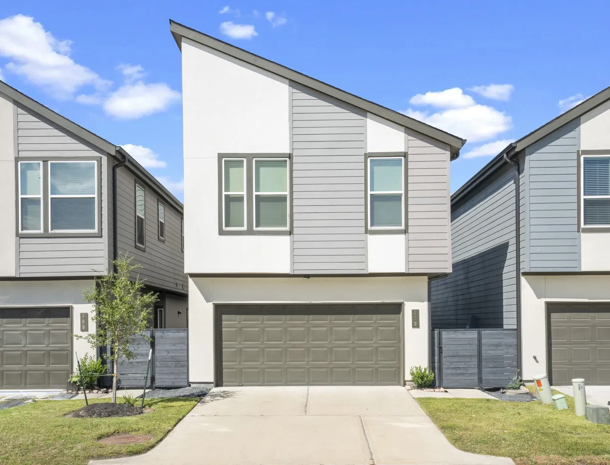 The Woodlands Real Estate | View 313 N Centro Circle | Listing