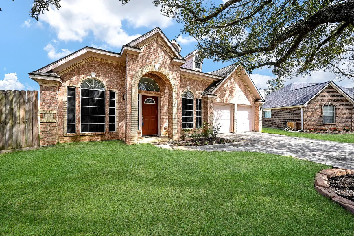 Houston Suburbs Real Estate | View 11322 Avon Place | 3 Beds, 2 Baths