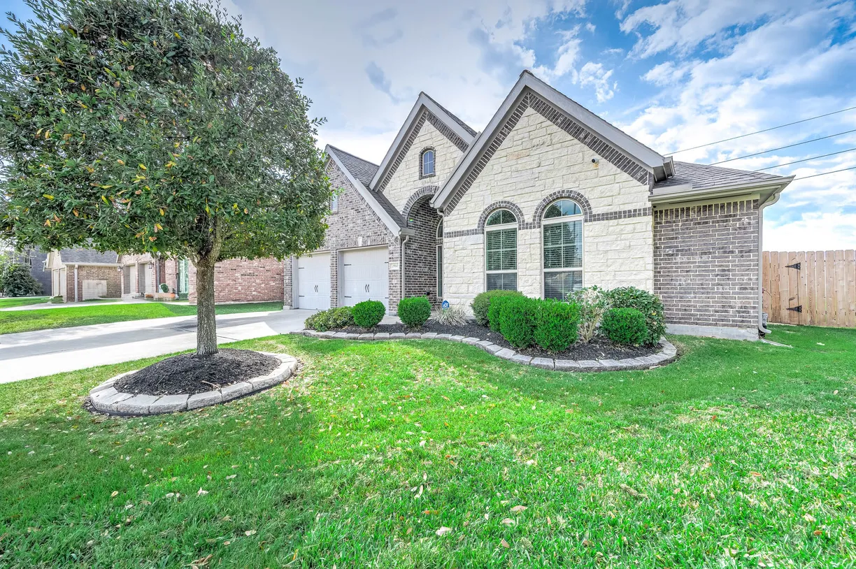 Houston Suburbs Real Estate | View 2910 Angel Mist Lane | 4 Beds, 3 Baths