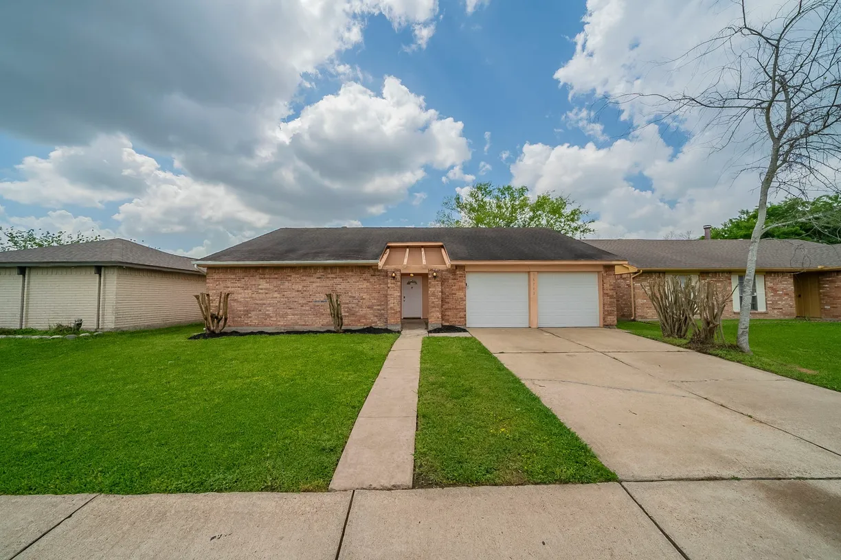 Houston Suburbs Real Estate | View 16742 Quail Run Drive | 3 Beds, 2 Baths