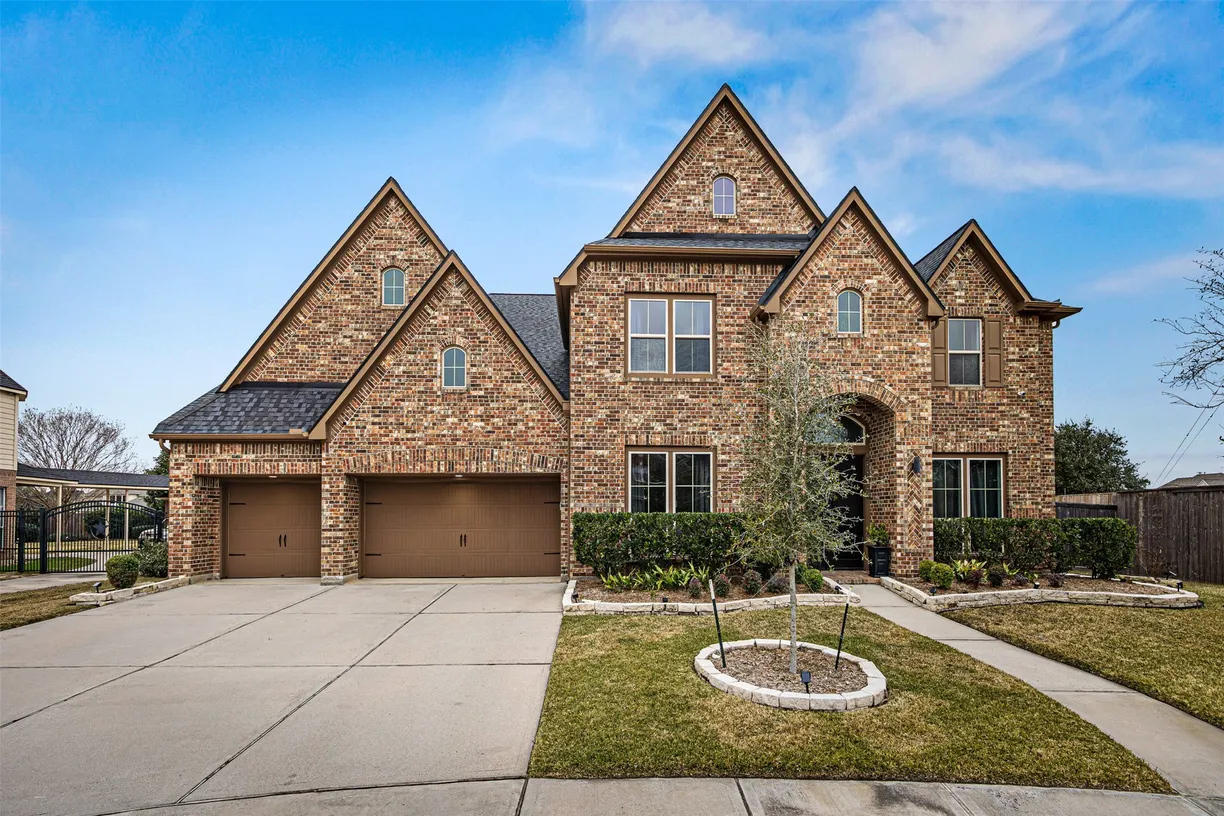 Houston Real Estate | View 11419 Garden Shadows Lane | 5 Beds, 4 Baths