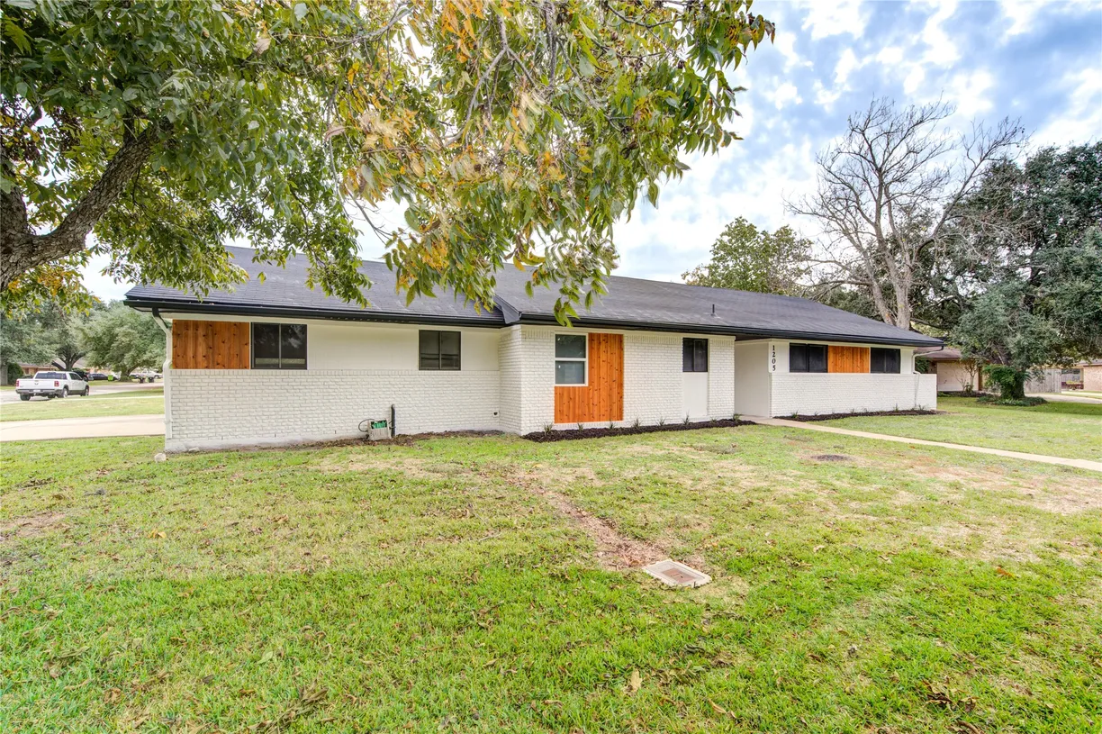 Houston Real Estate | View 1205 Inwood Drive | 3 Beds, 2 Baths