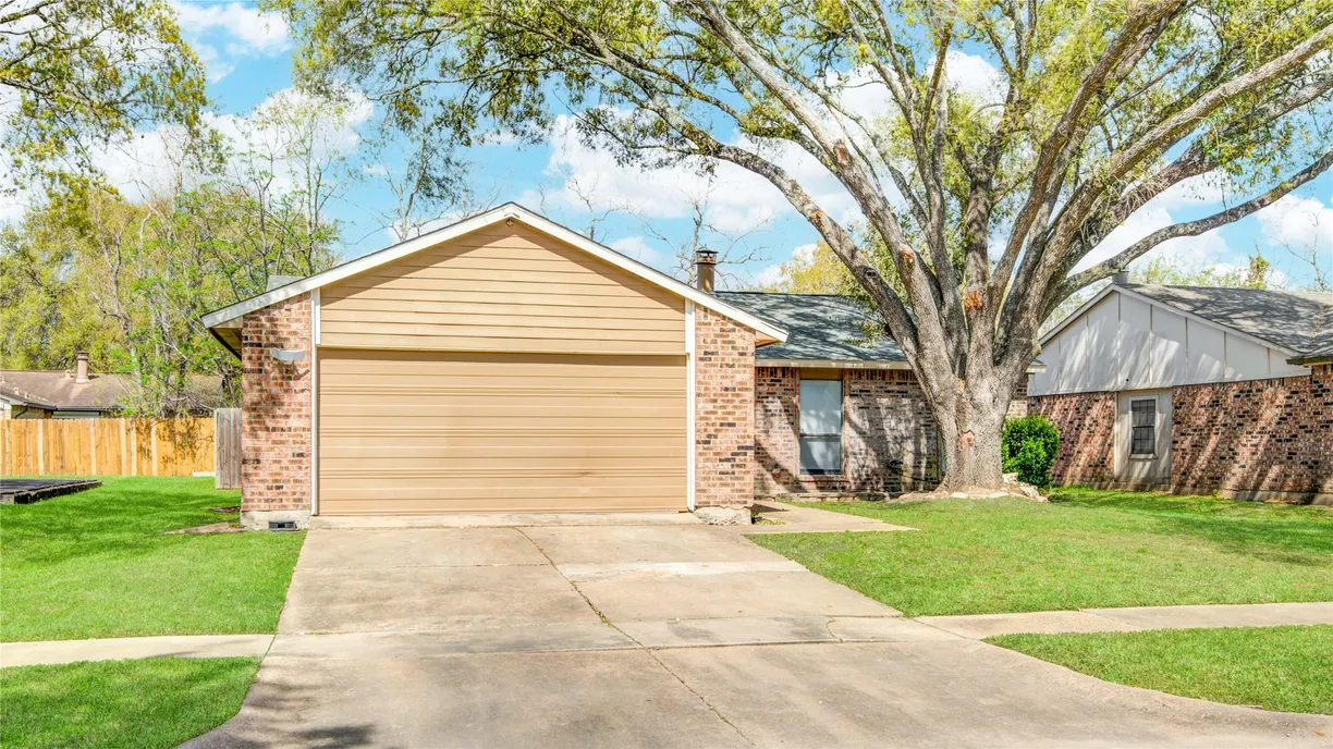 Houston Real Estate | View 6839 Tara Drive | 4 Beds, 2 Baths