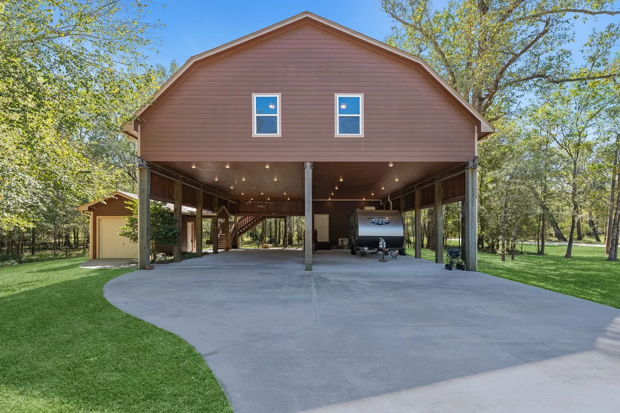 Houston Suburbs Real Estate | View 535 Hunter Drive | 2 Beds, 2 Baths