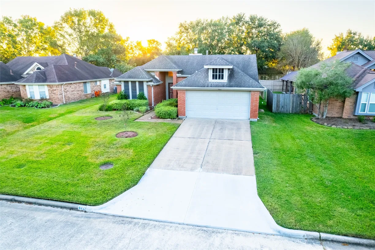 Houston Real Estate | View 822 Maple Branch Lane | 2 Beds, 2 Baths
