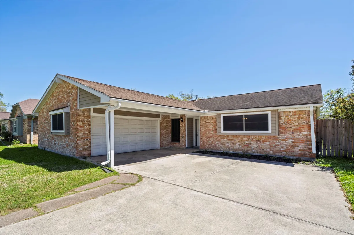 Houston Real Estate | View 159 White Cedar Street | 4 Beds, 2 Baths