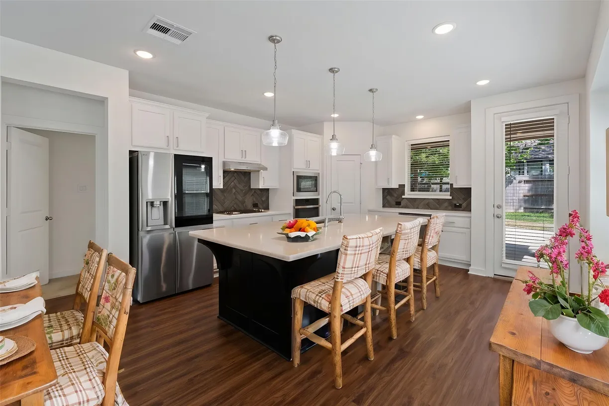 Houston Real Estate | View 140 E Cascade Heights Drive | 5 Beds, 3 Baths