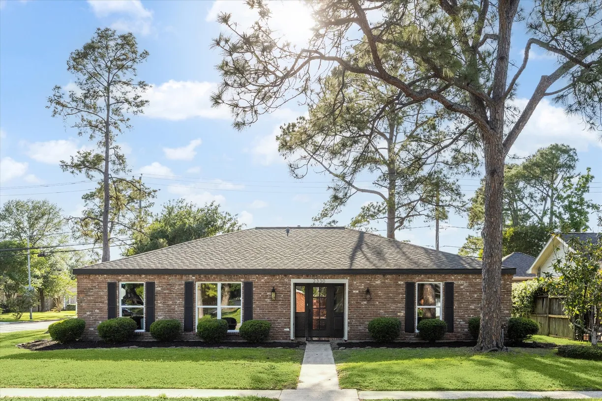 Houston Real Estate | View 2330 Walnut Bend Lane | 3 Beds, 2 Baths