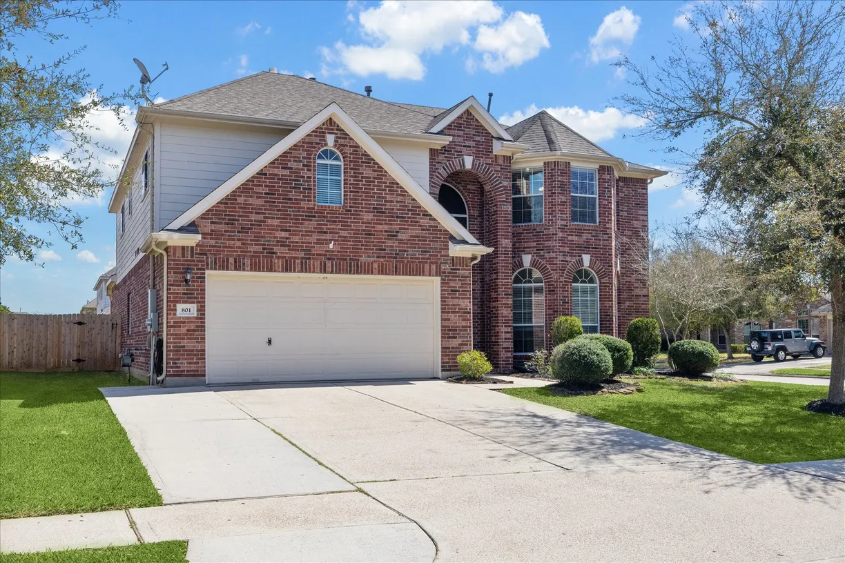 Houston Real Estate | View 801 Dawn Ridge Way | 5 Beds, 3 Baths