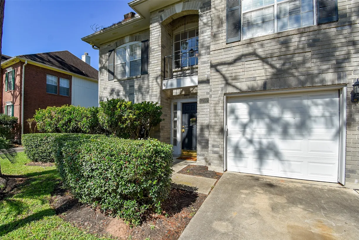 Houston Suburbs Real Estate | View 1207 Green Knoll Drive | Listing