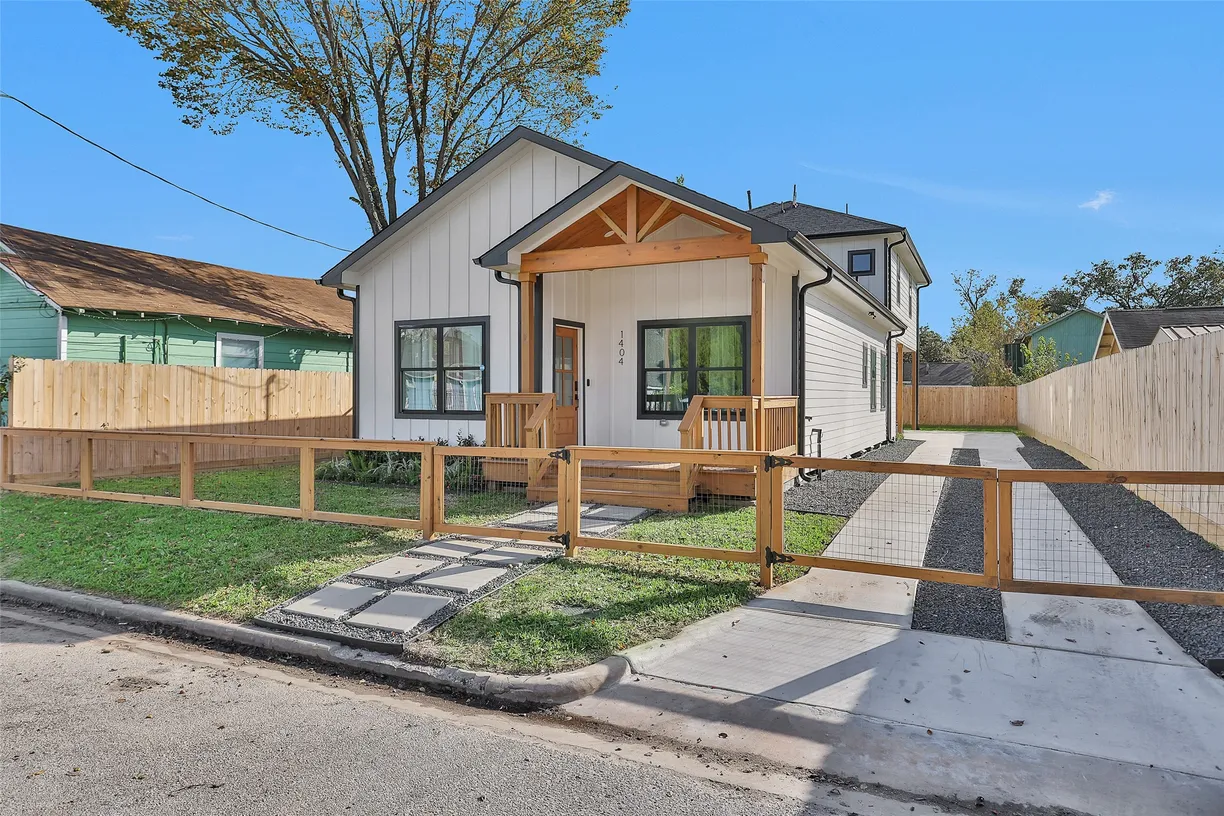 Houston Real Estate | View 1404 Moody Street | 4 Beds, 3 Baths