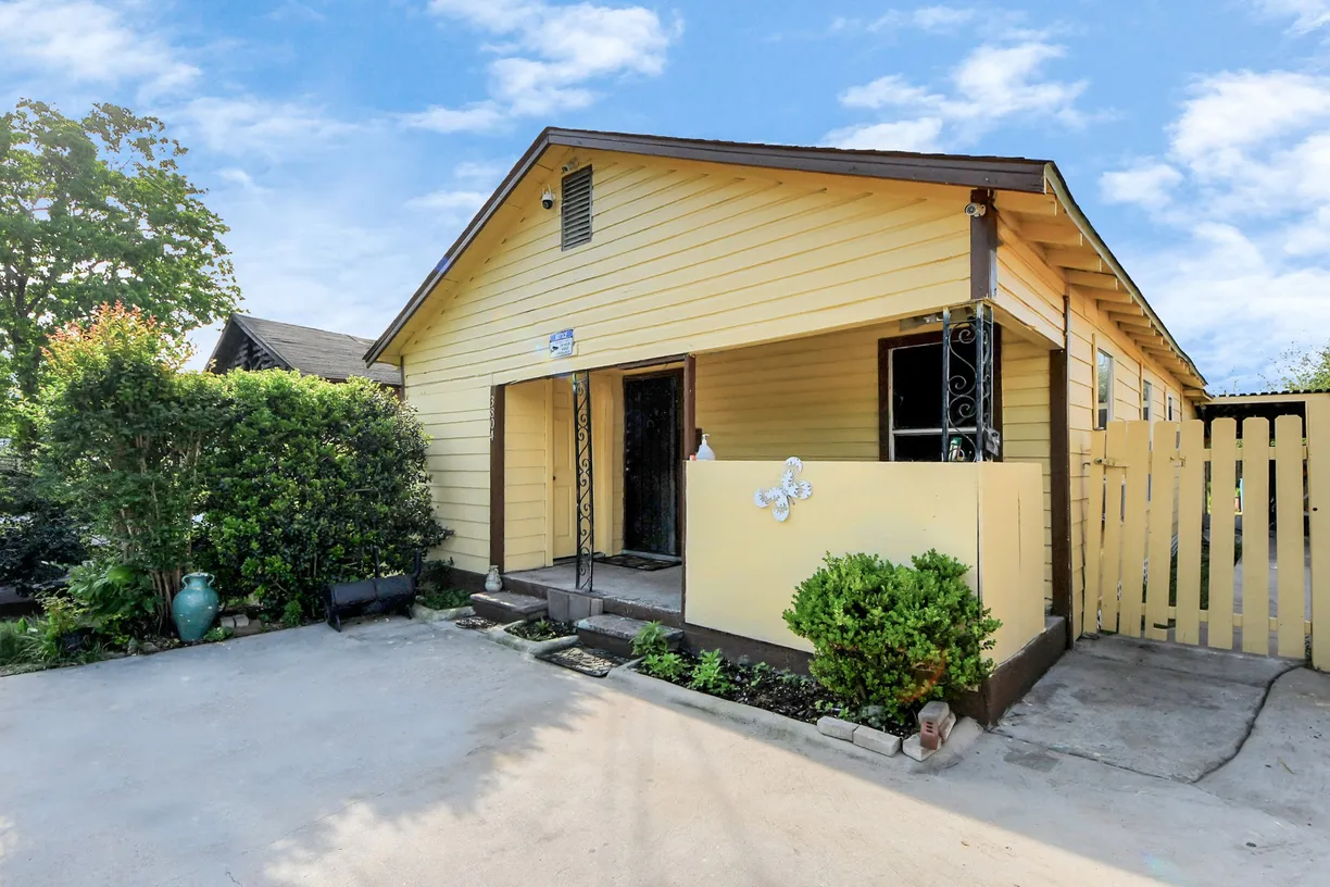 Houston Real Estate | View 3804 Lila Street | 2 Beds, 2 Baths