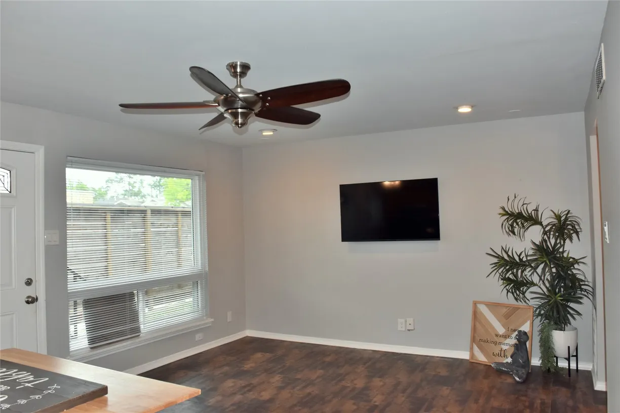Houston Real Estate | View 1529 Wirt Road, 27 | 1 Bed, 1 Bath