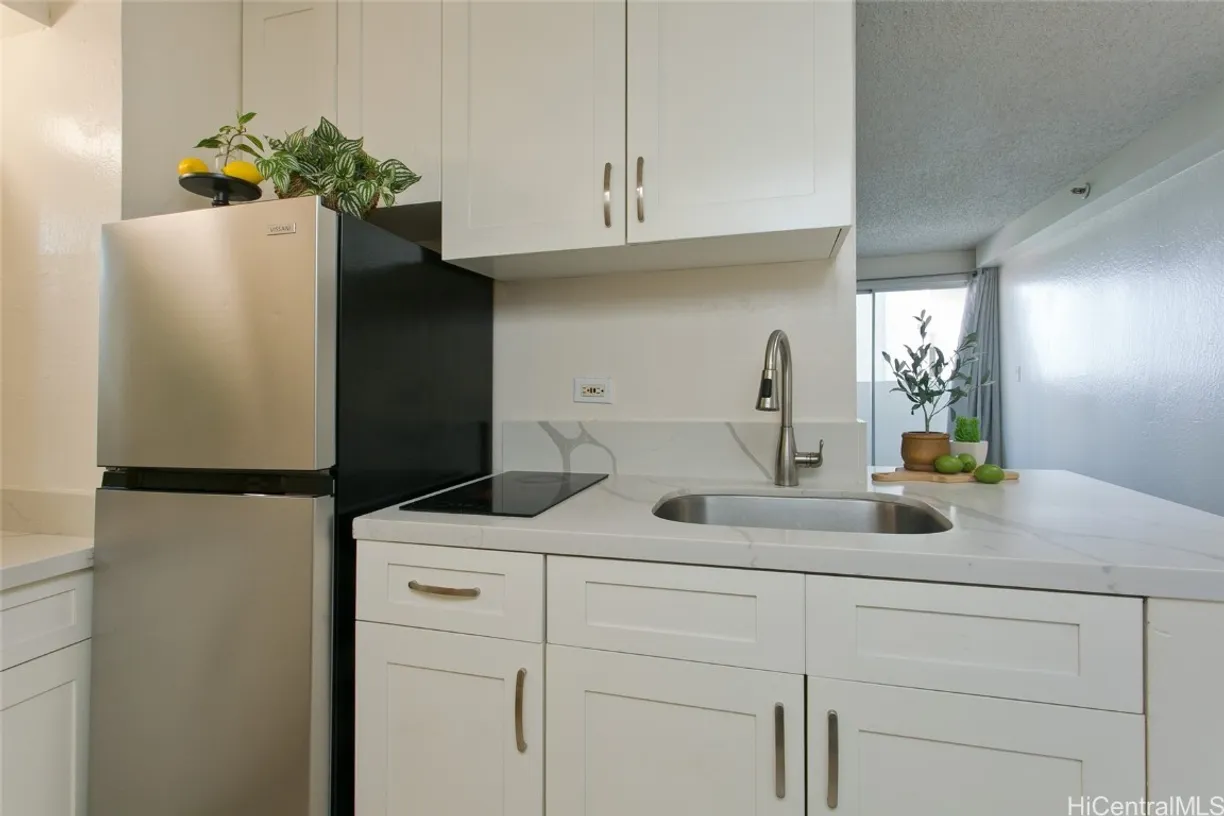 Hawaii Real Estate | View 2450 Prince Edward Street, 706A | 1 Bath