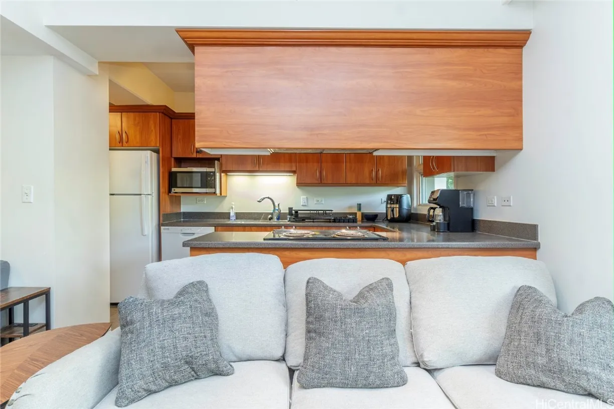 Hawaii Real Estate | View 21 Craigside Place, 1E | 2 Beds, 1 Bath