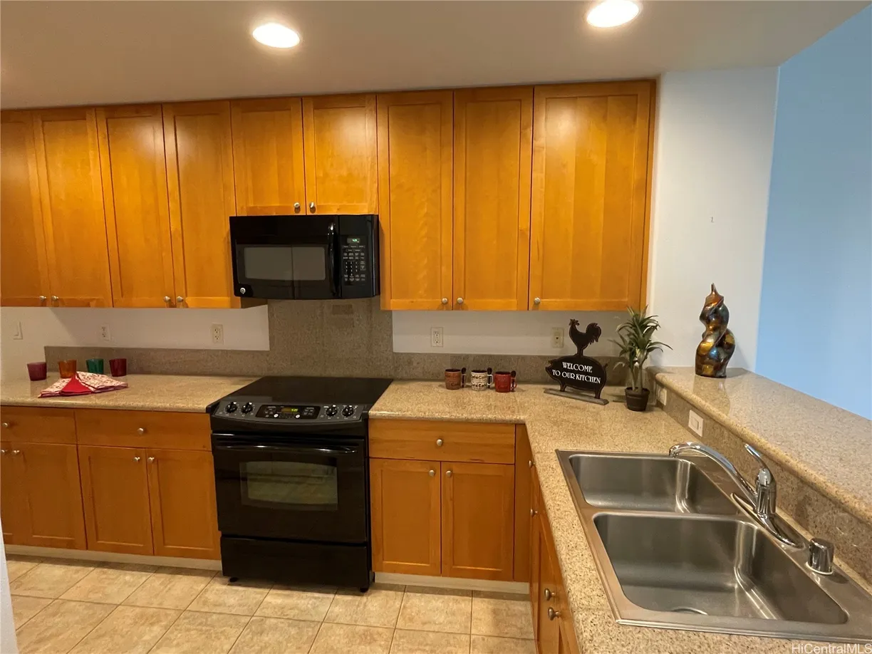 Hawaii Real Estate | View 520 Lunalilo Home Road, 8225 | 2 Beds, 2 Baths