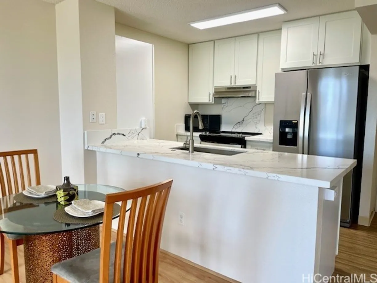 Hawaii Real Estate | View 1448 Young Street, 907 | Listing