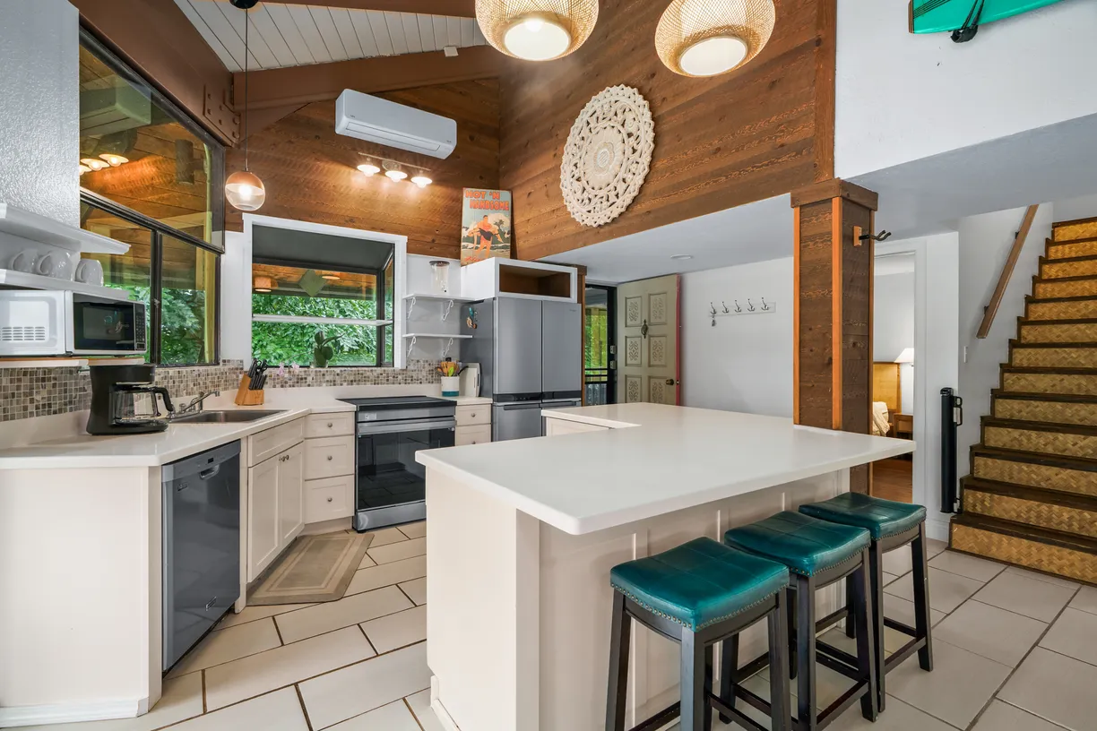 Hawaii Real Estate | View 3920 WYLLIE RD, 7B | 4 Beds, 3 Baths