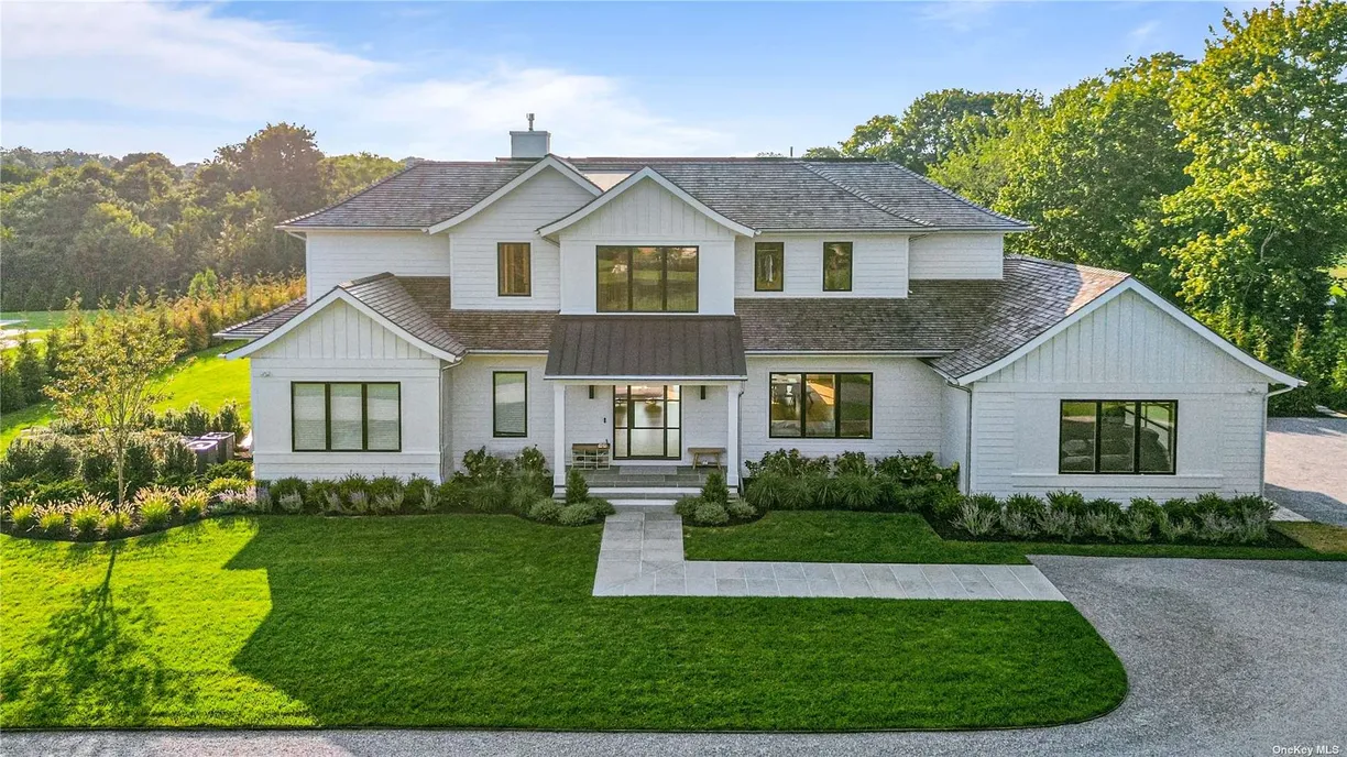 The Hamptons Real Estate | View 21 St George Pl | 7 Beds, 6 Baths | View 1