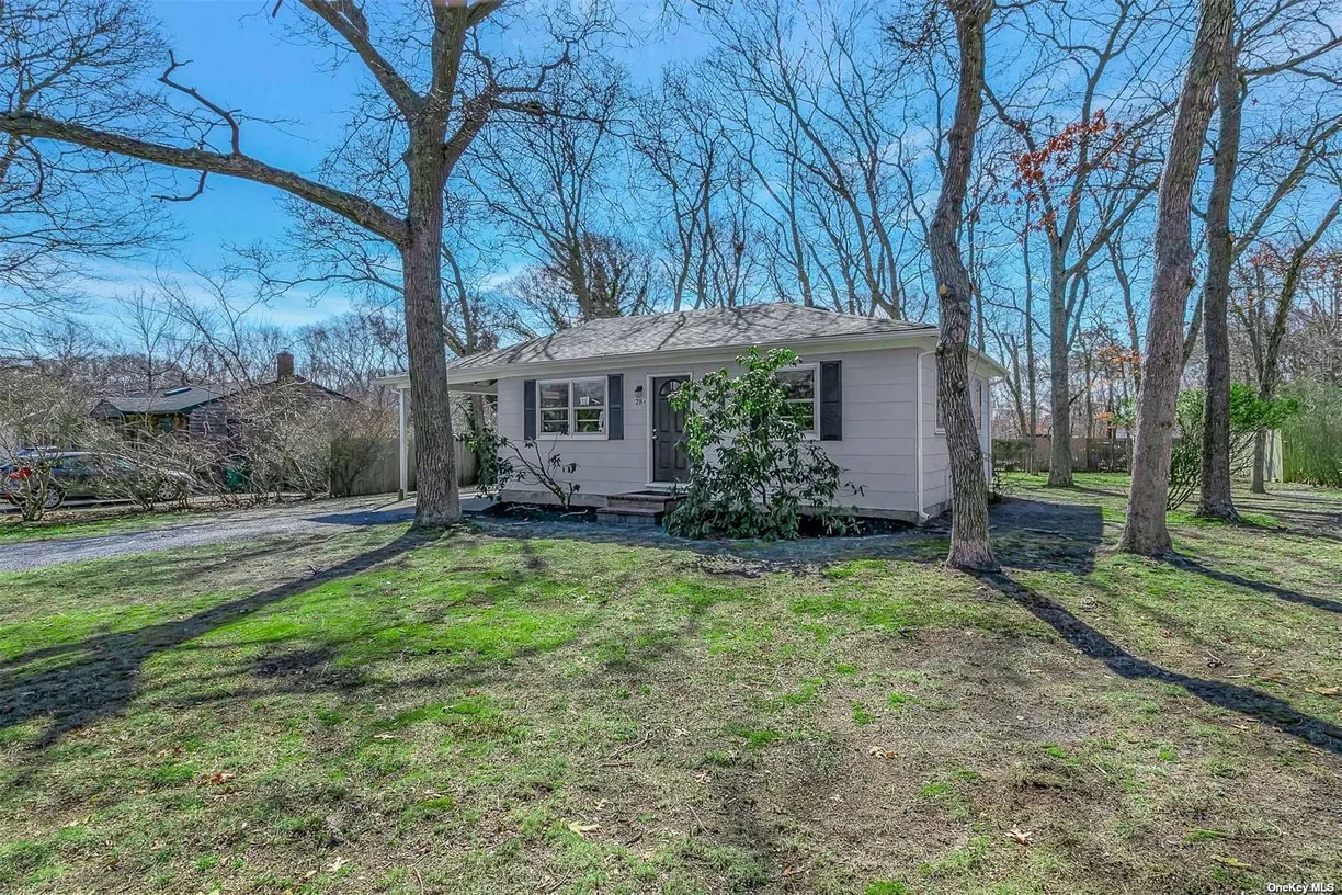 The Hamptons Real Estate | View 28 Kyle Road, A | 2 Beds, 1 Bath