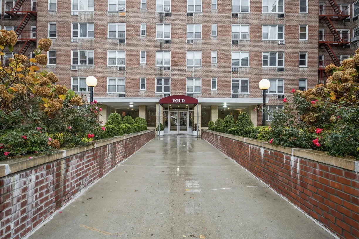 Westchester Real Estate | View 4 Sadore Lane, 3E | 2 Beds, 1 Bath