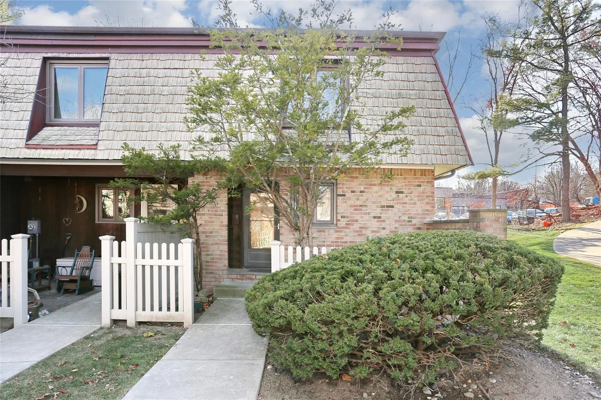 Rockland/Orange/NJ Real Estate | View 4 Heritage Drive, A | 2 Beds, 2 Baths