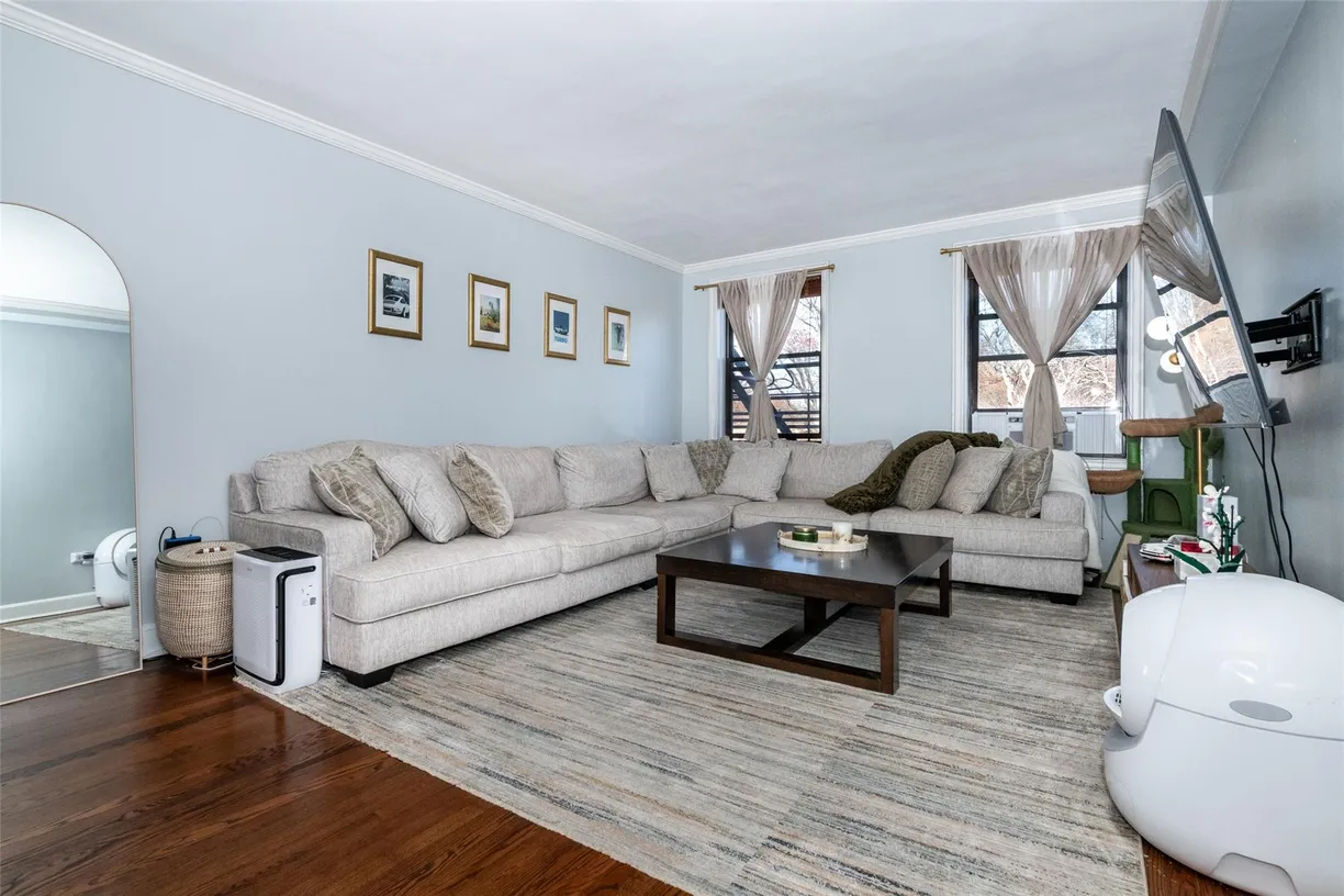 Westchester Real Estate | View 115 Larchmont Acres, 5B | 1 Bed, 1 Bath