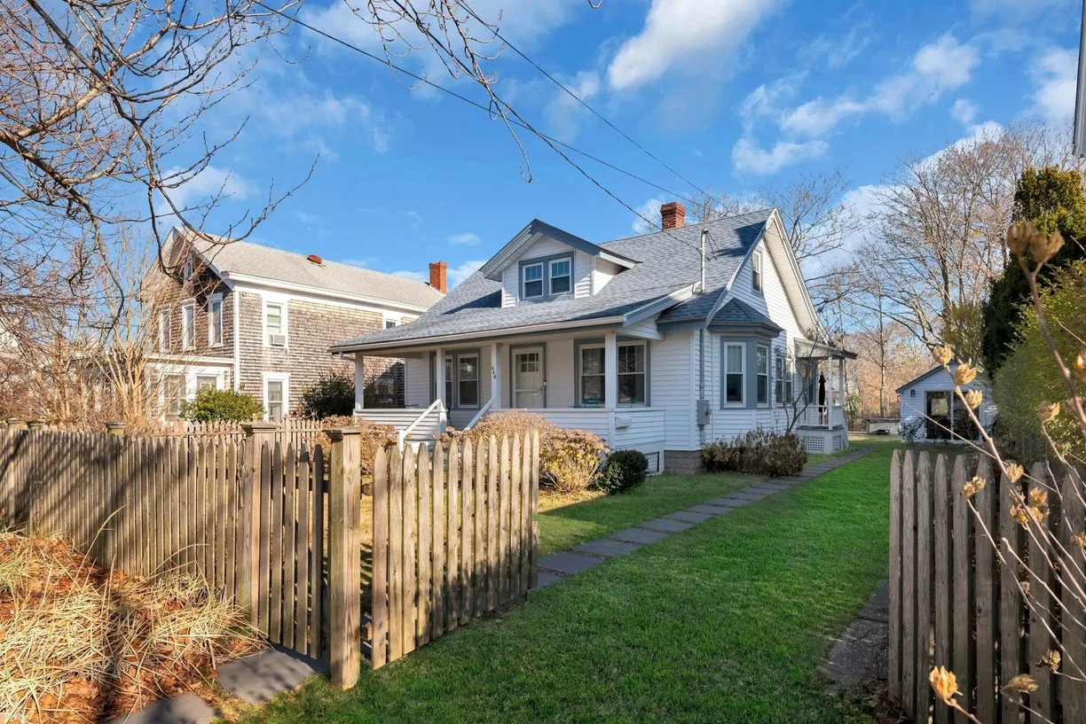 The Hamptons Real Estate | View 446 6th Street | 4 Beds, 1 Bath