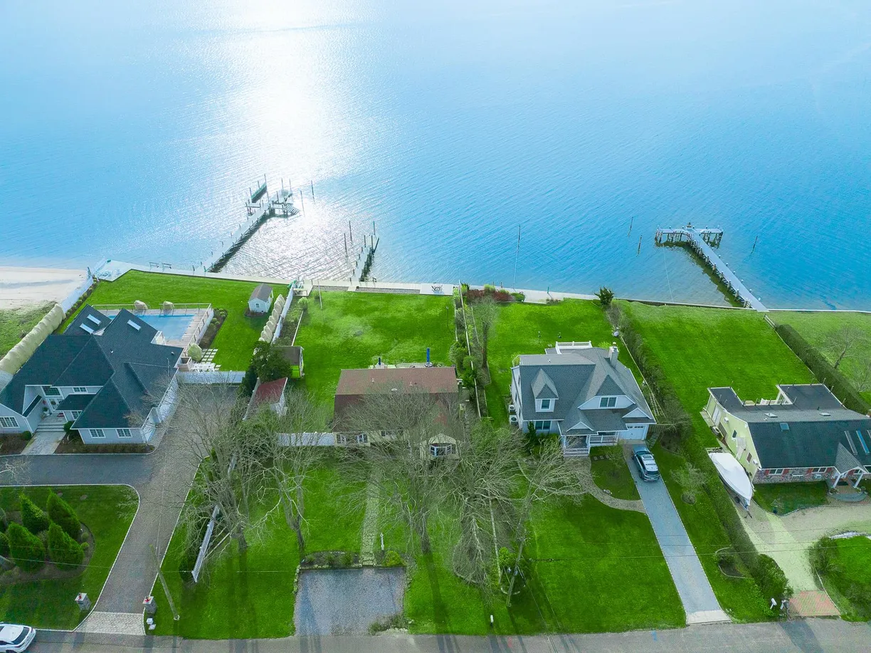 The Hamptons Real Estate | View 8 Bay Street | Listing