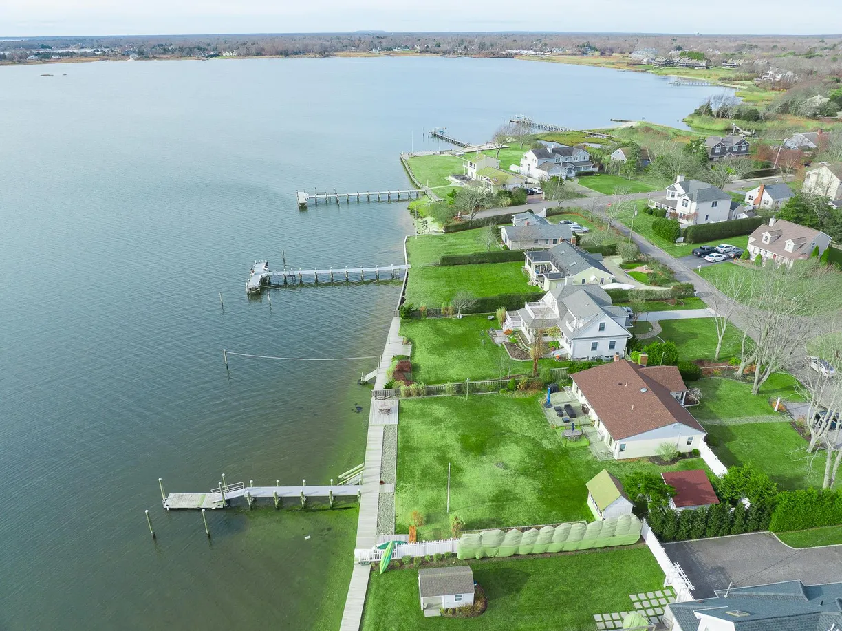 The Hamptons Real Estate | View 8 Bay Street | Listing